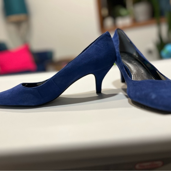 Blue Suede Anne Klein Heels - Picture 7 of 8
